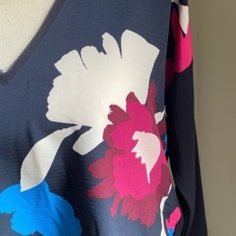 DKNY Navy Blue Floral Blouse Size S NWT - Picture 2 of 7